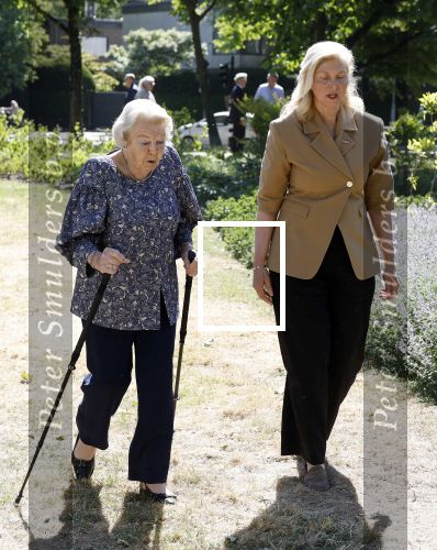 Amsterdam 20 mei 2025
Prinses Beatrix opent Art Zuid in Amsterdam zuid. Prinses Beatrix loopt met 2 wandelstokken .