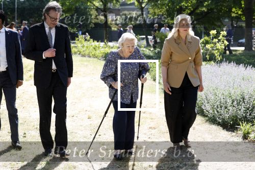 Amsterdam 20 mei 2025
Prinses Beatrix opent Art Zuid in Amsterdam zuid. Prinses Beatrix loopt met 2 wandelstokken .