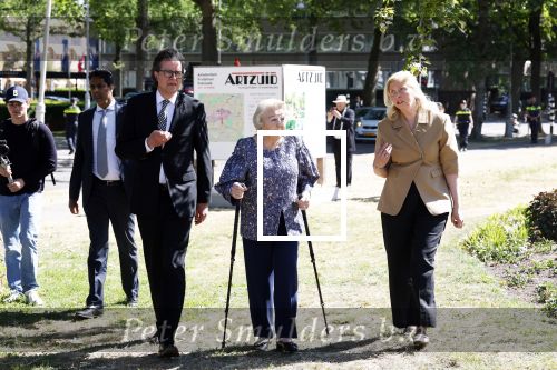 Amsterdam 20 mei 2025
Prinses Beatrix opent Art Zuid in Amsterdam zuid. Prinses Beatrix loopt met 2 wandelstokken .