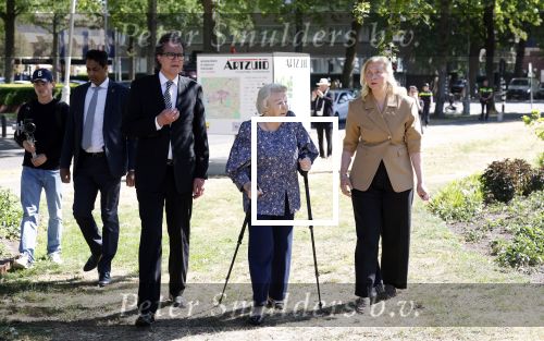 Amsterdam 20 mei 2025
Prinses Beatrix opent Art Zuid in Amsterdam zuid. Prinses Beatrix loopt met 2 wandelstokken .
