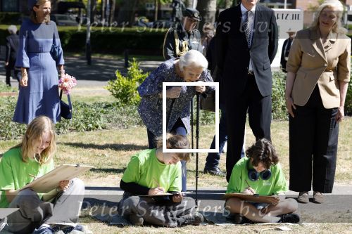 Amsterdam 20 mei 2025
Prinses Beatrix opent Art Zuid in Amsterdam zuid. Prinses Beatrix loopt met 2 wandelstokken .