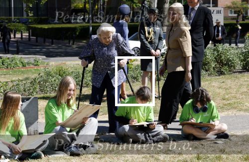 Amsterdam 20 mei 2025
Prinses Beatrix opent Art Zuid in Amsterdam zuid. Prinses Beatrix loopt met 2 wandelstokken .
