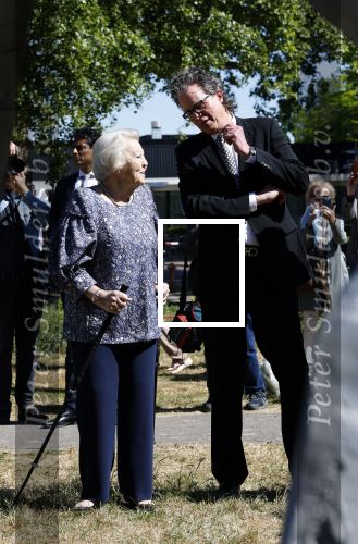 Amsterdam 20 mei 2025
Prinses Beatrix opent Art Zuid in Amsterdam zuid. Prinses Beatrix loopt met 2 wandelstokken .