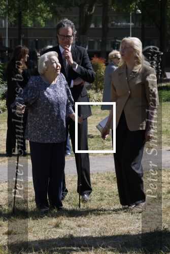 Amsterdam 20 mei 2025
Prinses Beatrix opent Art Zuid in Amsterdam zuid. Prinses Beatrix loopt met 2 wandelstokken .