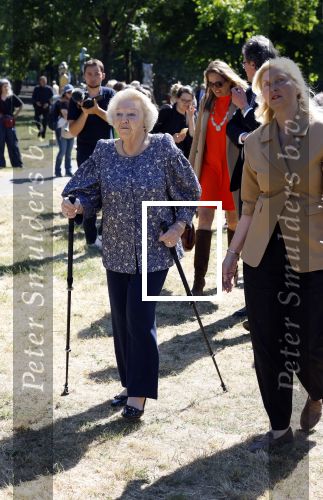 Amsterdam 20 mei 2025
Prinses Beatrix opent Art Zuid in Amsterdam zuid. Prinses Beatrix loopt met 2 wandelstokken .