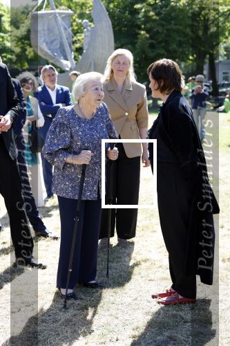 Amsterdam 20 mei 2025
Prinses Beatrix opent Art Zuid in Amsterdam zuid. Prinses Beatrix loopt met 2 wandelstokken .