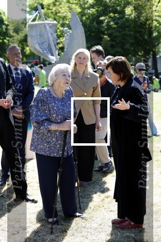 Amsterdam 20 mei 2025
Prinses Beatrix opent Art Zuid in Amsterdam zuid. Prinses Beatrix loopt met 2 wandelstokken .