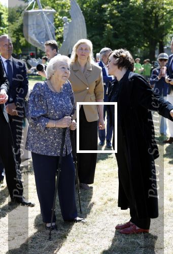Amsterdam 20 mei 2025
Prinses Beatrix opent Art Zuid in Amsterdam zuid. Prinses Beatrix loopt met 2 wandelstokken .