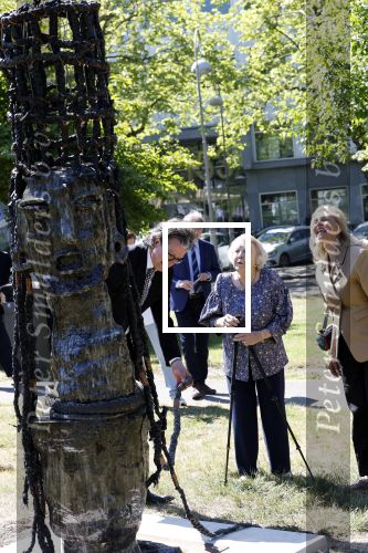 Amsterdam 20 mei 2025
Prinses Beatrix opent Art Zuid in Amsterdam zuid. Prinses Beatrix loopt met 2 wandelstokken .