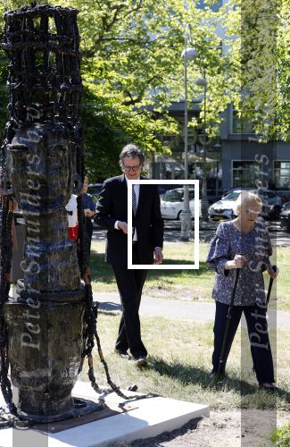 Amsterdam 20 mei 2025
Prinses Beatrix opent Art Zuid in Amsterdam zuid. Prinses Beatrix loopt met 2 wandelstokken .