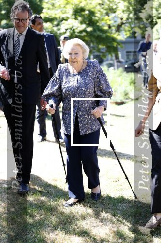 Amsterdam 20 mei 2025
Prinses Beatrix opent Art Zuid in Amsterdam zuid. Prinses Beatrix loopt met 2 wandelstokken .