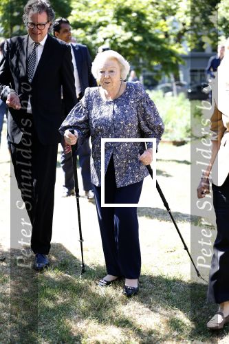 Amsterdam 20 mei 2025
Prinses Beatrix opent Art Zuid in Amsterdam zuid. Prinses Beatrix loopt met 2 wandelstokken .