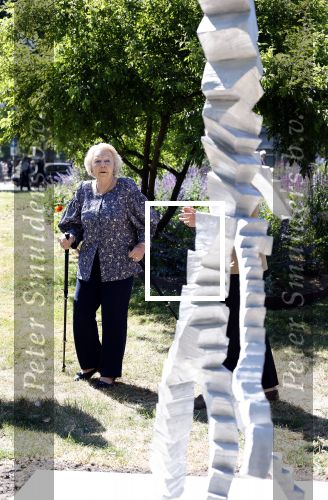 Amsterdam 20 mei 2025
Prinses Beatrix opent Art Zuid in Amsterdam zuid. Prinses Beatrix loopt met 2 wandelstokken .