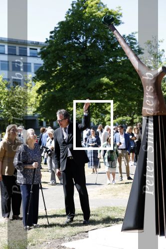 Amsterdam 20 mei 2025
Prinses Beatrix opent Art Zuid in Amsterdam zuid. Prinses Beatrix loopt met 2 wandelstokken .