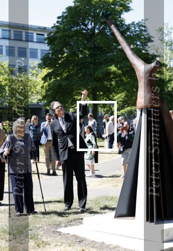 Amsterdam 20 mei 2025
Prinses Beatrix opent Art Zuid in Amsterdam zuid. Prinses Beatrix loopt met 2 wandelstokken .