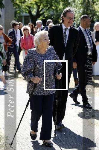 Amsterdam 20 mei 2025
Prinses Beatrix opent Art Zuid in Amsterdam zuid. Prinses Beatrix loopt met 2 wandelstokken .