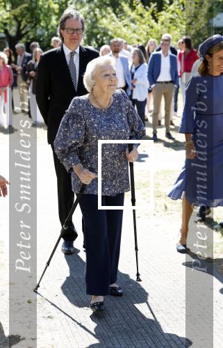 Amsterdam 20 mei 2025
Prinses Beatrix opent Art Zuid in Amsterdam zuid. Prinses Beatrix loopt met 2 wandelstokken .