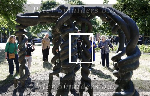 Amsterdam 20 mei 2025
Prinses Beatrix opent Art Zuid in Amsterdam zuid. Prinses Beatrix loopt met 2 wandelstokken .