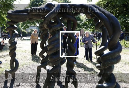 Amsterdam 20 mei 2025
Prinses Beatrix opent Art Zuid in Amsterdam zuid. Prinses Beatrix loopt met 2 wandelstokken .