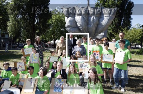 Amsterdam 20 mei 2025
Prinses Beatrix opent Art Zuid in Amsterdam zuid. Prinses Beatrix loopt met 2 wandelstokken .