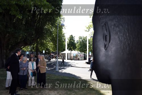 Amsterdam 20 mei 2025
Prinses Beatrix opent Art Zuid in Amsterdam zuid. Prinses Beatrix loopt met 2 wandelstokken .