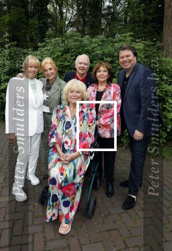 Renkum 21 april 2025
Ronnie Tober 80 jaar . Hij geeft feest in restaurant Campman in Renkum . Zijn partner Jan Jochems is natuurlijk aanwezig . Ronnie Tober Tineke de Nooij Conny Vink Therese Steinmetz Bart Peeters en Ria Valk
