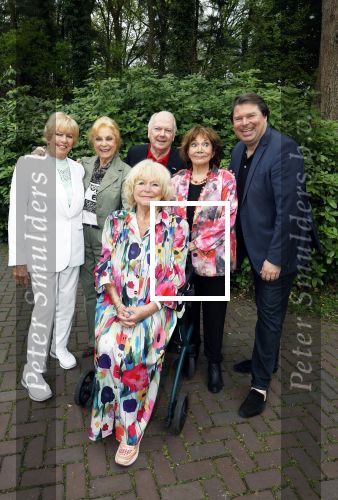 Renkum 21 april 2025
Ronnie Tober 80 jaar . Hij geeft feest in restaurant Campman in Renkum . Zijn partner Jan Jochems is natuurlijk aanwezig . Ronnie Tober Tineke de Nooij Conny Vink Therese Steinmetz Bart Peeters en Ria Valk