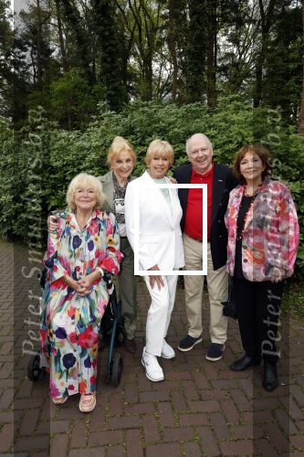 Renkum 21 april 2025
Ronnie Tober 80 jaar . Hij geeft feest in restaurant Campman in Renkum . Zijn partner Jan Jochems is natuurlijk aanwezig . Ronnie Tober Tineke de Nooij Conny Vink Therese Steinmetz en Ria Valk