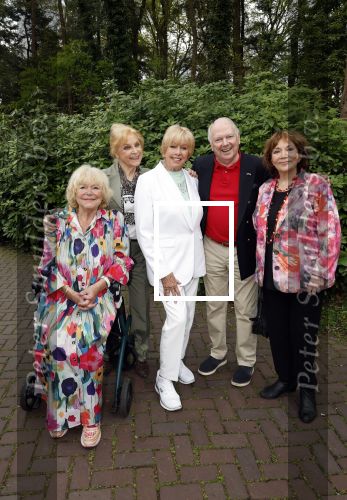 Renkum 21 april 2025
Ronnie Tober 80 jaar . Hij geeft feest in restaurant Campman in Renkum . Zijn partner Jan Jochems is natuurlijk aanwezig . Ronnie Tober Tineke de Nooij Conny Vink Therese Steinmetz en Ria Valk