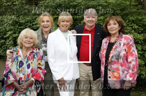 Renkum 21 april 2025
Ronnie Tober 80 jaar . Hij geeft feest in restaurant Campman in Renkum . Zijn partner Jan Jochems is natuurlijk aanwezig . Ronnie Tober Tineke de Nooij Conny Vink Therese Steinmetz en Ria Valk
