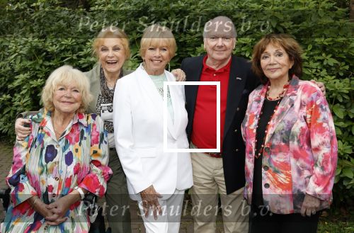Renkum 21 april 2025
Ronnie Tober 80 jaar . Hij geeft feest in restaurant Campman in Renkum . Zijn partner Jan Jochems is natuurlijk aanwezig . Ronnie Tober Tineke de Nooij Conny Vink Therese Steinmetz en Ria Valk