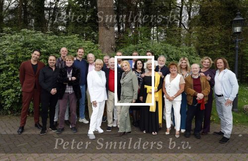 Renkum 21 april 2025
Ronnie Tober 80 jaar . Hij geeft feest in restaurant Campman in Renkum . Zijn partner Jan Jochems is natuurlijk aanwezig . Ronnie Tober met collegas waardonder Ria Valk Conny Vink Sjors v d Panne Bill v Dijk Vivian Boelen Ria Valk eva