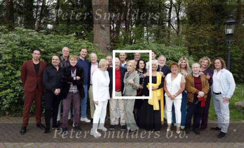 Renkum 21 april 2025
Ronnie Tober 80 jaar . Hij geeft feest in restaurant Campman in Renkum . Zijn partner Jan Jochems is natuurlijk aanwezig . Ronnie Tober met collegas waardonder Ria Valk Conny Vink Sjors v d Panne Bill v Dijk Vivian Boelen Ria Valk eva