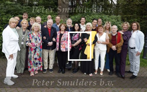 Renkum 21 april 2025
Ronnie Tober 80 jaar . Hij geeft feest in restaurant Campman in Renkum . Zijn partner Jan Jochems is natuurlijk aanwezig . Ronnie Tober met collegas waardonder Ria Valk Conny Vink Sjors v d Panne Bill v Dijk Vivian Boelen Ria Valk eva
