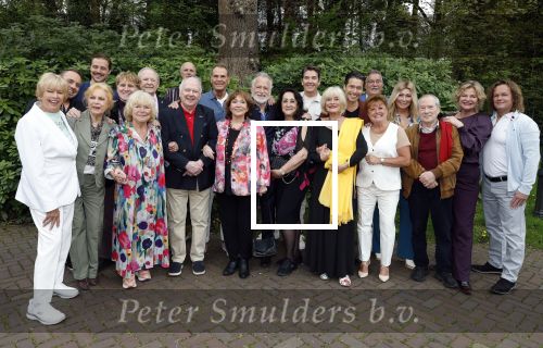 Renkum 21 april 2025
Ronnie Tober 80 jaar . Hij geeft feest in restaurant Campman in Renkum . Zijn partner Jan Jochems is natuurlijk aanwezig . Ronnie Tober met collegas waardonder Ria Valk Conny Vink Sjors v d Panne Bill v Dijk Vivian Boelen Ria Valk eva