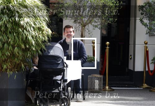 Amsterdam 21 mei 2025
Ruben Nicolai met een vriend op etrras bij de italiaan in Amsterdam zuid.