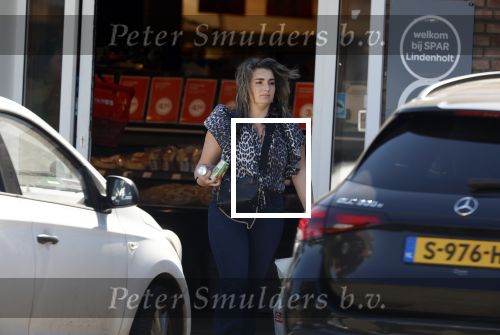 Nijmegen 10 mei 2025
Sieneke doet boodschappen .