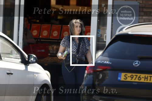 Nijmegen 10 mei 2025
Sieneke doet boodschappen .