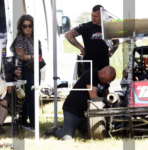 Maria Hoop 10 mei 2025
Sieneke met haar nieuwe vriend Barry Maessen en haar zoontje Dani bij autospeedway wedstrijden in Maria Hoop .