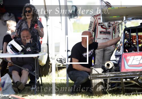 Maria Hoop 10 mei 2025
Sieneke met haar nieuwe vriend Barry Maessen en haar zoontje Dani bij autospeedway wedstrijden in Maria Hoop .