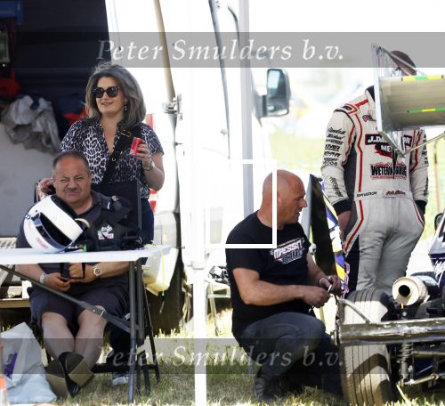 Maria Hoop 10 mei 2025
Sieneke met haar nieuwe vriend Barry Maessen en haar zoontje Dani bij autospeedway wedstrijden in Maria Hoop .