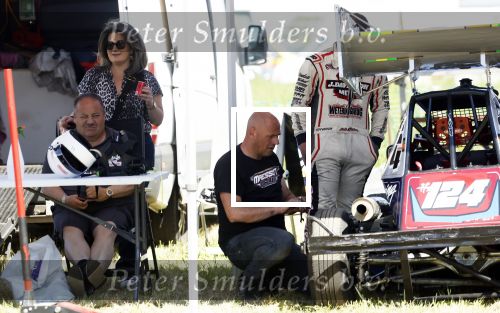 Maria Hoop 10 mei 2025
Sieneke met haar nieuwe vriend Barry Maessen en haar zoontje Dani bij autospeedway wedstrijden in Maria Hoop .