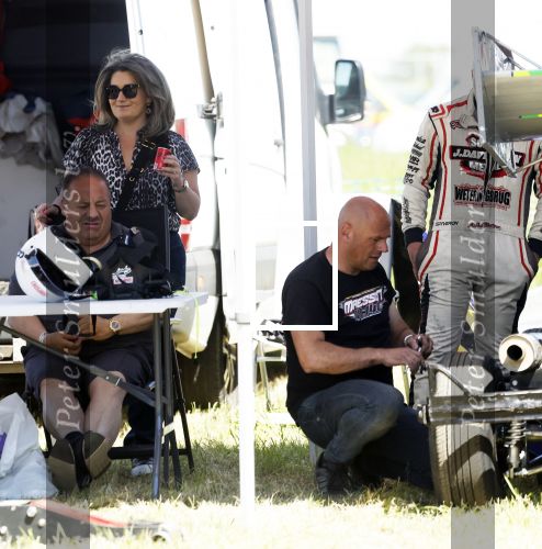 Maria Hoop 10 mei 2025
Sieneke met haar nieuwe vriend Barry Maessen en haar zoontje Dani bij autospeedway wedstrijden in Maria Hoop .