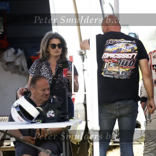 Maria Hoop 10 mei 2025
Sieneke met haar nieuwe vriend Barry Maessen en haar zoontje Dani bij autospeedway wedstrijden in Maria Hoop .