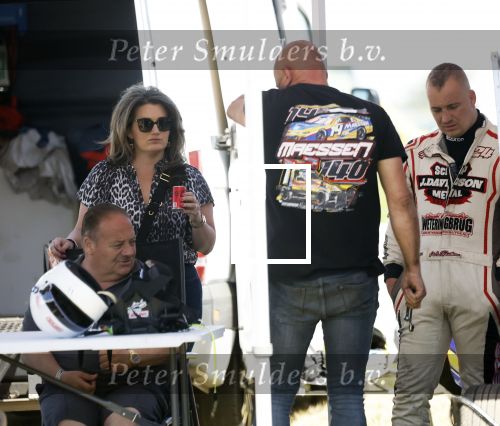 Maria Hoop 10 mei 2025
Sieneke met haar nieuwe vriend Barry Maessen en haar zoontje Dani bij autospeedway wedstrijden in Maria Hoop .