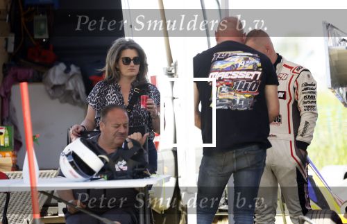 Maria Hoop 10 mei 2025
Sieneke met haar nieuwe vriend Barry Maessen en haar zoontje Dani bij autospeedway wedstrijden in Maria Hoop .