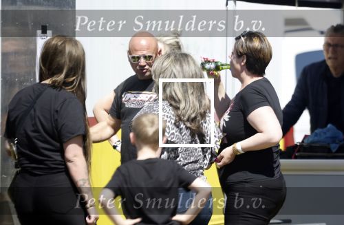 Maria Hoop 10 mei 2025
Sieneke met haar nieuwe vriend Barry Maessen en haar zoontje Dani bij autospeedway wedstrijden in Maria Hoop .