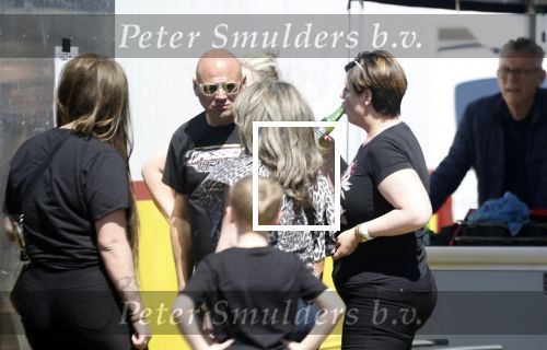 Maria Hoop 10 mei 2025
Sieneke met haar nieuwe vriend Barry Maessen en haar zoontje Dani bij autospeedway wedstrijden in Maria Hoop .