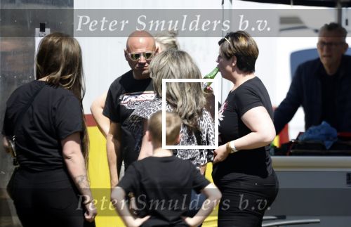 Maria Hoop 10 mei 2025
Sieneke met haar nieuwe vriend Barry Maessen en haar zoontje Dani bij autospeedway wedstrijden in Maria Hoop .