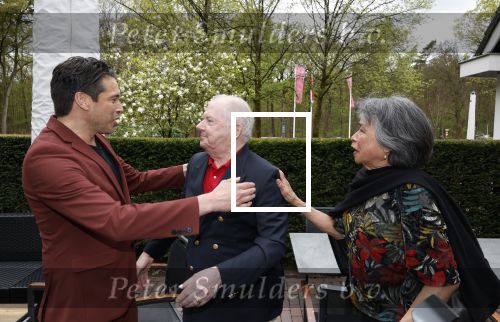 Renkum 21 april 2025
Ronnie Tober 80 jaar . Hij geeft feest in restaurant Campman in Renkum . Zijn partner Jan Jochems is natuurlijk aanwezig . Sjors v d Panne met zijn. moeder Ronnie Tober en Ria Valk
